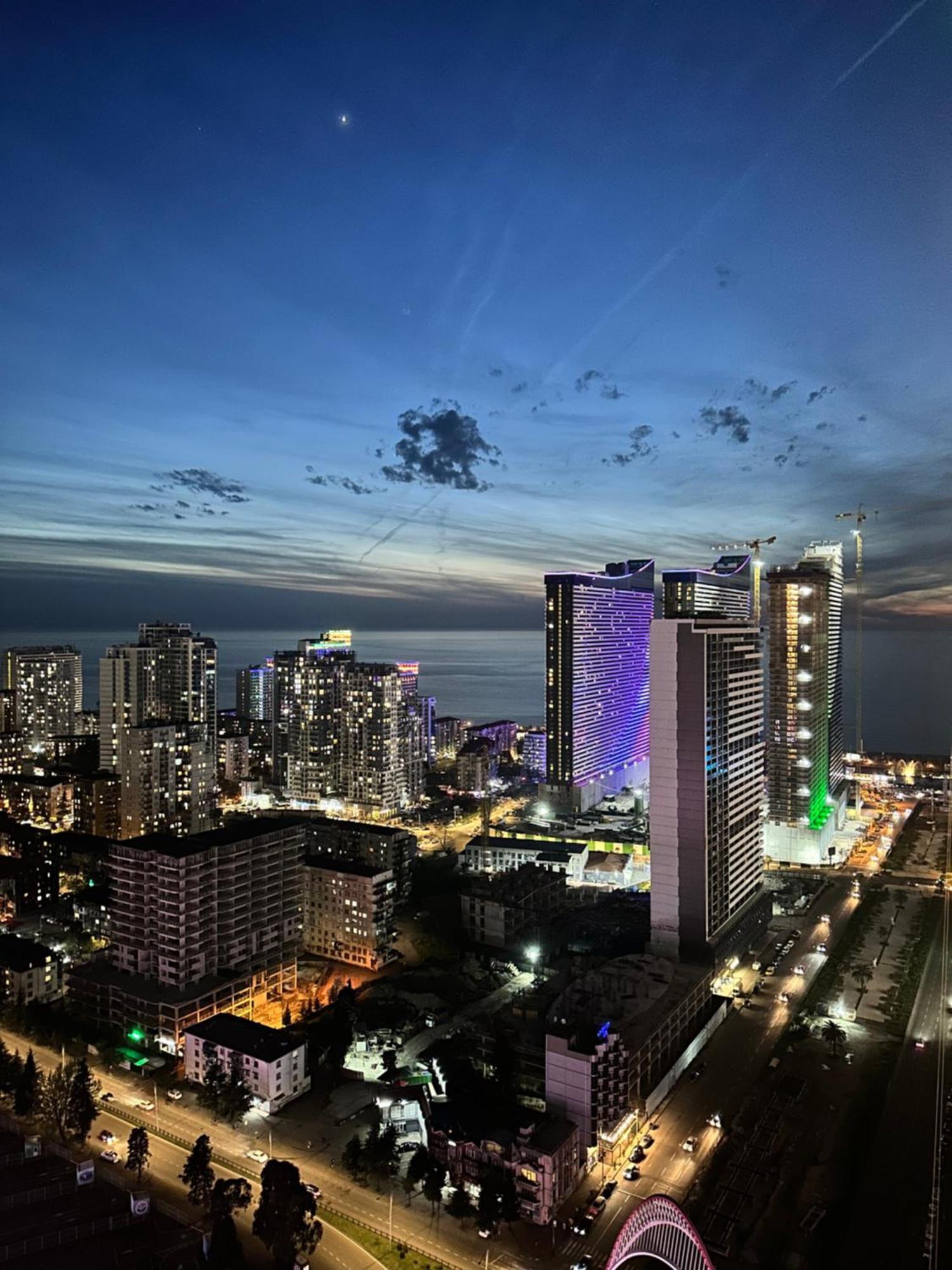 Batumi Orbi City Apart Hotel Bagian luar foto